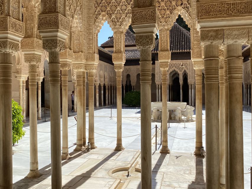 Granada: Alhambra & Generalife Fast-Track Guided Tour - Language, Group Size, and Guide Quality