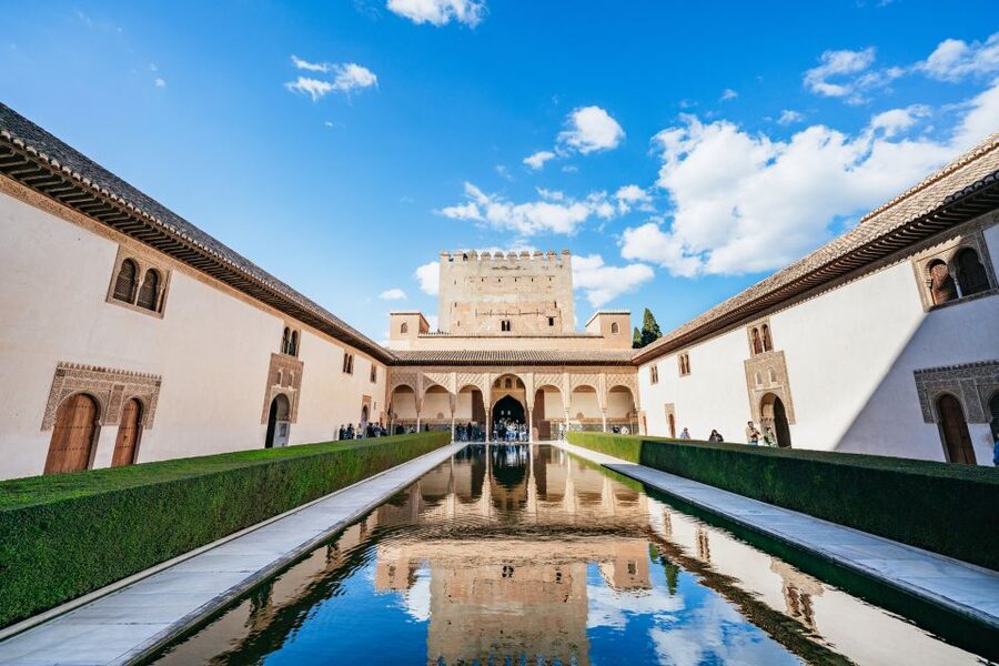 Granada: Alhambra Guided Tour with Nasrid Palaces & Gardens - Why a guide changes the Alhambra visit