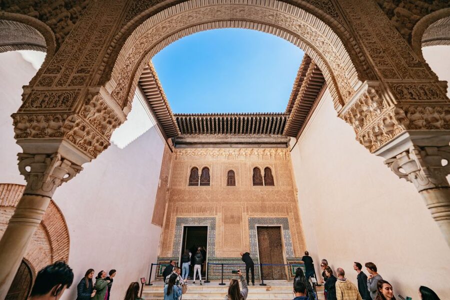 Granada: Alhambra Guided Tour with Nasrid Palaces & Gardens - Guide quality and group size
