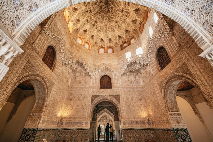 Granada: Alhambra Guided Tour with Nasrid Palaces & Gardens - Timing, seasons, and practical planning