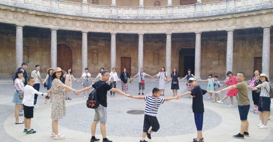 Granada: Alhambra, Nasrid Palaces, & Generalife Guided Tour - Starting at the Generalife gardens