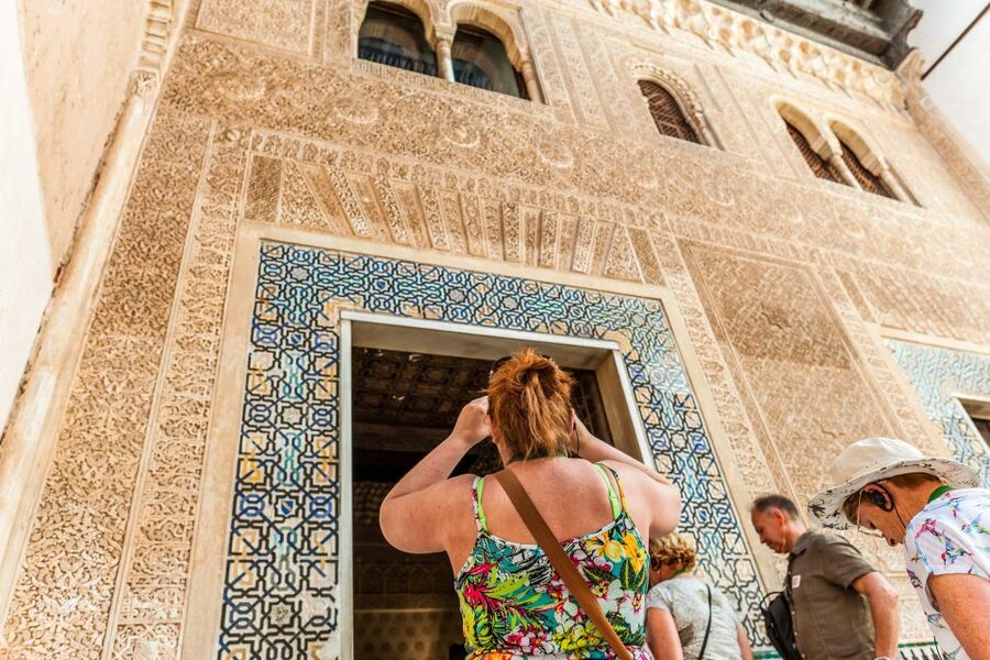 Granada: Alhambra & Nasrid Palaces Tour with Tickets - What to bring and what to expect on arrival