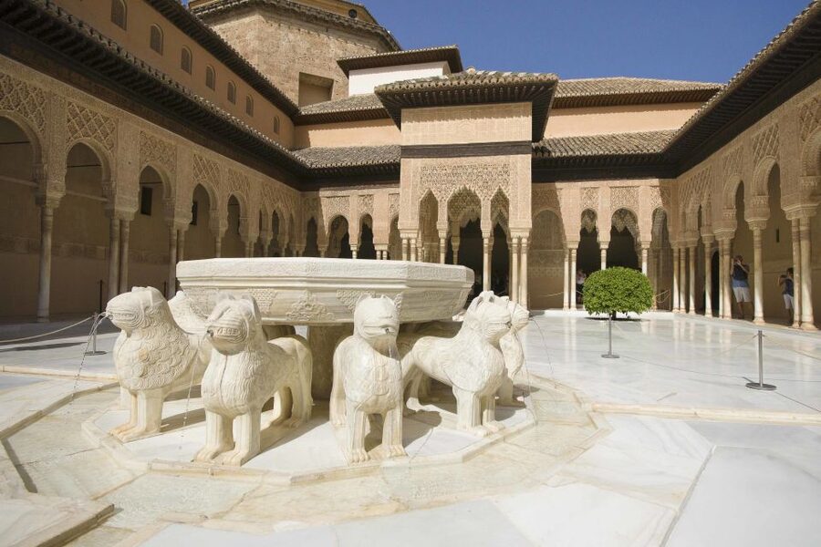 Granada: Alhambra Small Group Tour with Nasrid Palaces - What the three-hour schedule feels like