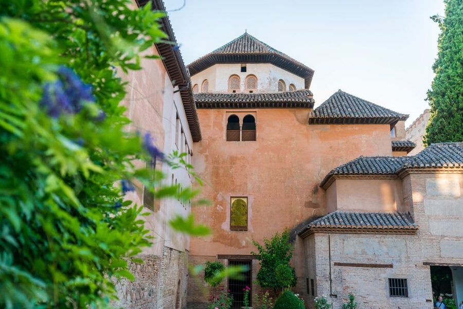 Granada: Alhambra Ticket and Guided Tour with Nasrid Palaces - Weather, footwear, and family comfort