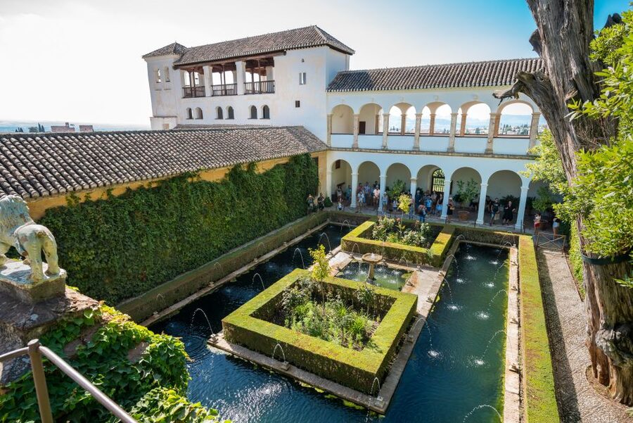 Granada: Alhambra Ticket and Guided Tour with Nasrid Palaces - Alcazaba fortress and the Watch Tower