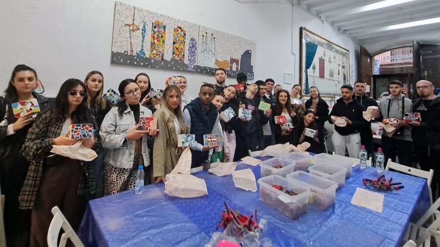Guided Gaudí’s Trencadís Mosaic Workshop in Barcelona - Choosing between one hour and four