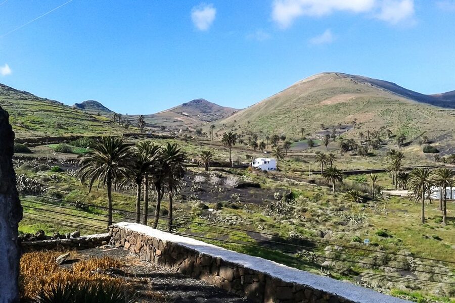 Lanzarote: Timanfaya Park and Jameos del Agua Full-Day Tour - El Golfo and Lago Verde: a quick hit of strange color