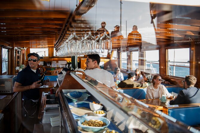 Live Music & Sunset Wooden Boat in Barcelona - Choosing between the upper deck and the bar