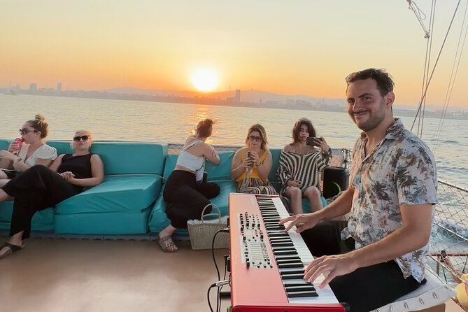 Live Music & Sunset Wooden Boat in Barcelona - Who will enjoy this cruise most