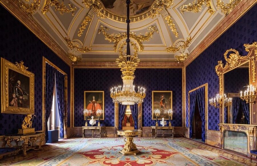 Madrid: Guided Tour of the Royal Palace with Fast Access - Starting at Plaza de la Villa with a blue umbrella