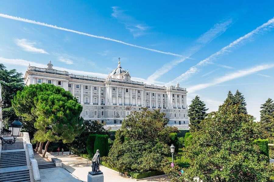 Madrid: Guided Tour of the Royal Palace with Fast Access - Inside a palace with more than 3,000 rooms