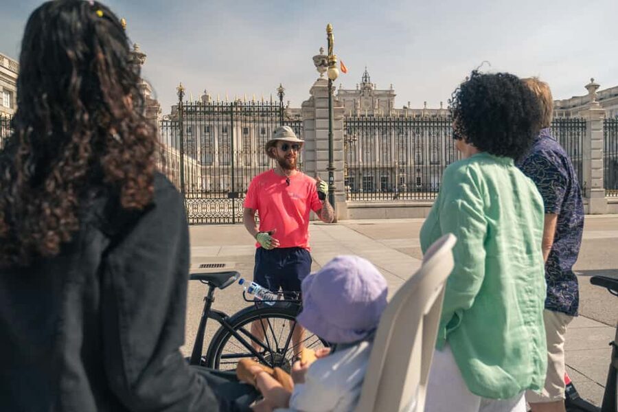 Madrid: Highlights Bike Tour with Optional E-Bike or Tapas - Thirty minutes in Retiro Park