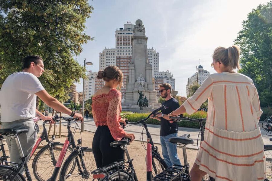 Madrid: Highlights Bike Tour with Optional E-Bike or Tapas - From Calle de Santiago to Plaza de Oriente