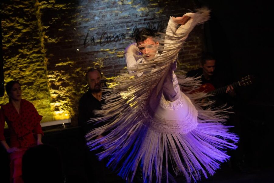Madrid: La Cueva de Lola Flamenco Show Tickets with Drink - Why the intimate seating changes the show
