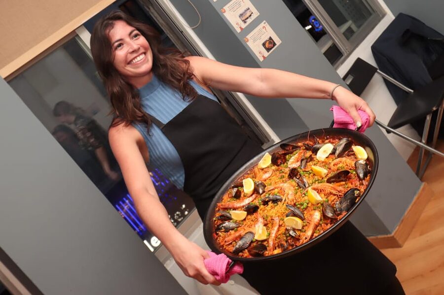 Madrid: Paella and Sangria Workshop in the City Center - Finding the meeting point on Calle de la Montera