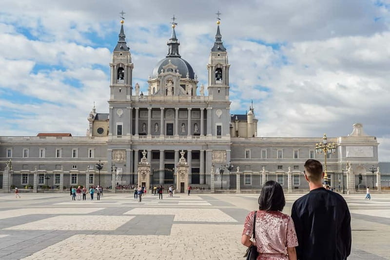 Madrid: Royal Palace Expert Guided Tour with Skip-the-Line - Priority entry, with one important catch