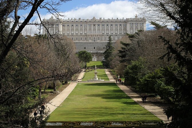 Madrid: Royal Palace Guided Tour with Skip the Line Ticket - Skip-the-line entry and the security process