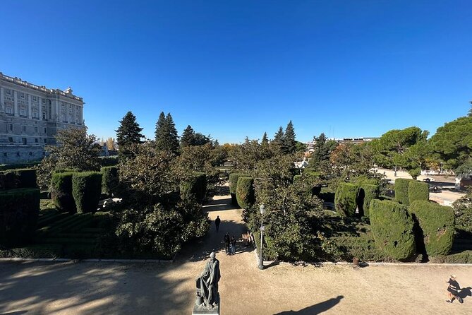 Madrid: Royal Palace Guided Tour with Skip the Line Ticket - The guides make the difference