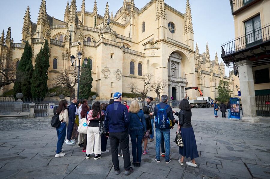 Madrid: Segovia and Toledo Tour, Alcazar, and Cathedral - The pace, language, and guide experience