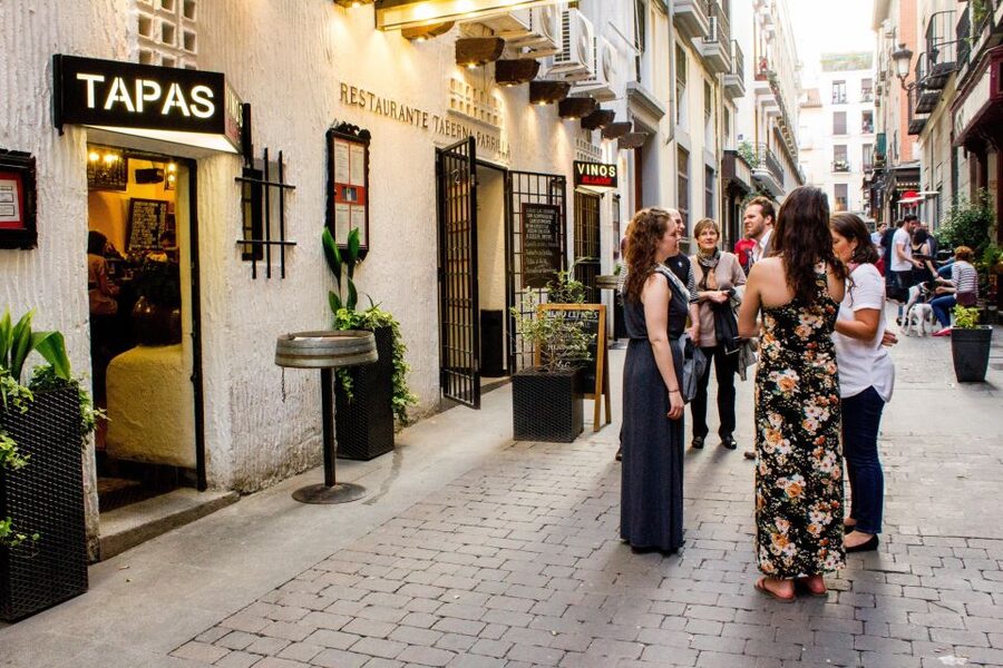 Madrid: Tapas & Wine Tasting Tour with Local Guide - What the guides add to the evening