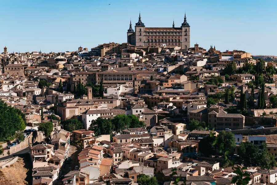 Madrid: Toledo & Segovia Full Day Guided Tour with Alcázar - Two hours inside Toledo’s old quarter