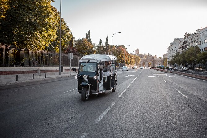 Madrid Welcome Tour with Local Guide in Eco Tuk Tuk Private - What the guides add to the ride