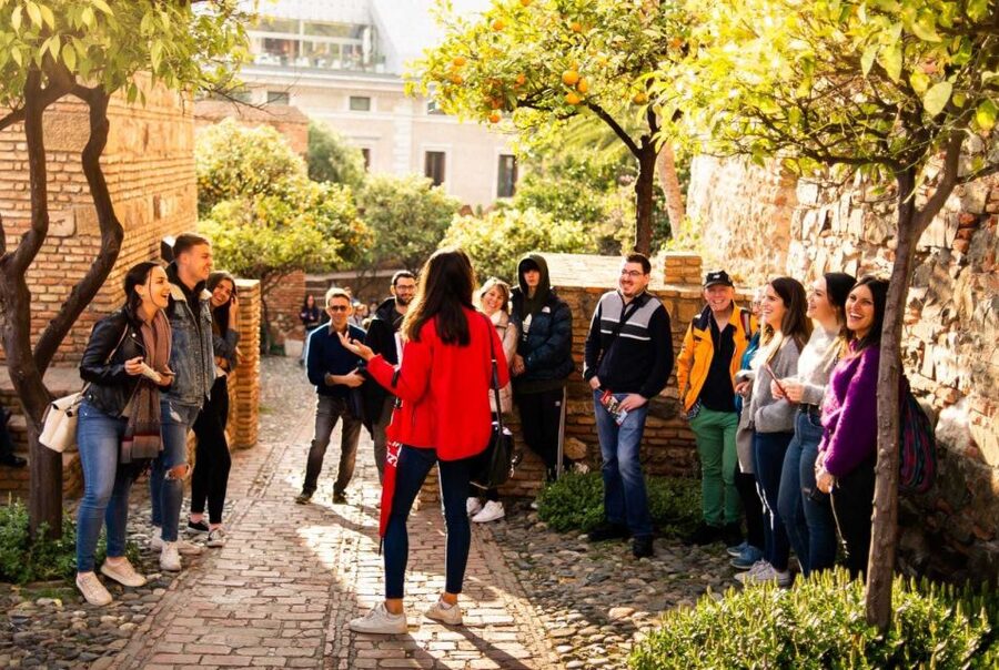 Málaga: Alcazaba and Roman Theatre Guided Tour With Entry - The views over Málaga and the sea