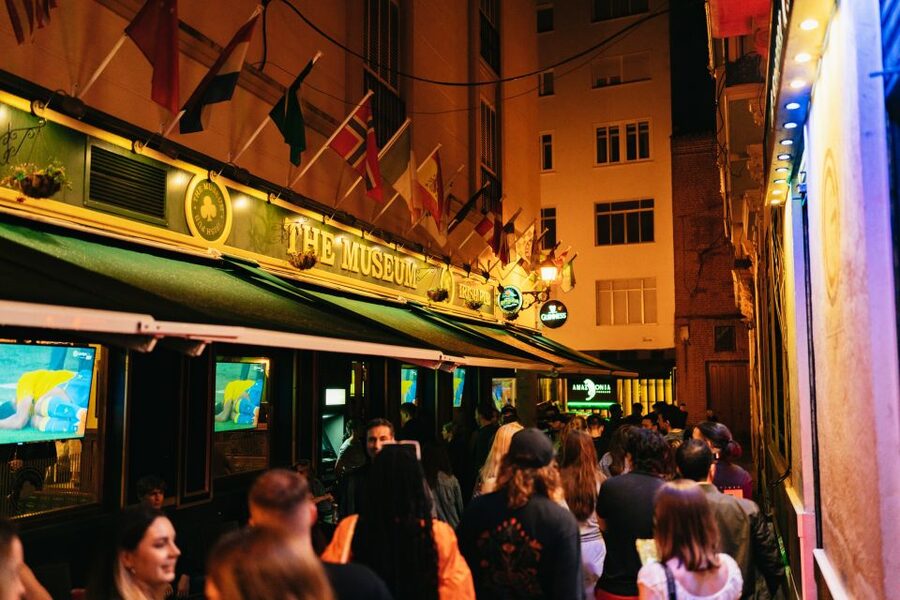 Malaga: Pubs and Clubs Crawl - Stop one: an easy place to meet people