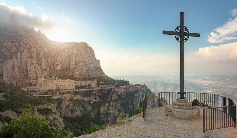 Montserrat & Cava Wineries Day Trip from Barcelona w/ Pickup - Lunch between the mountain and the vines
