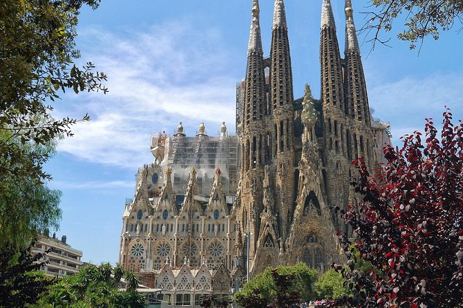 One-way Private Transfer From/To Barcelona Airport - The arrivals-hall meeting point requires a plan