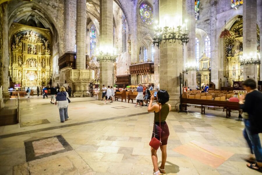 Palma: Cathedral of Mallorca Skip-the-Line Entry Ticket - The rose window and the changing light inside