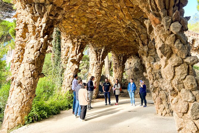 Park Guell and Sagrada Familia Tour with Skip the Line Tickets - Seeing the Sagrada Família from the outside