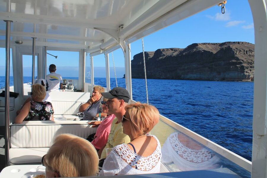 Puerto de Mogan: Boat and Snorkeling Trip - Timing, parking, and the Friday market problem
