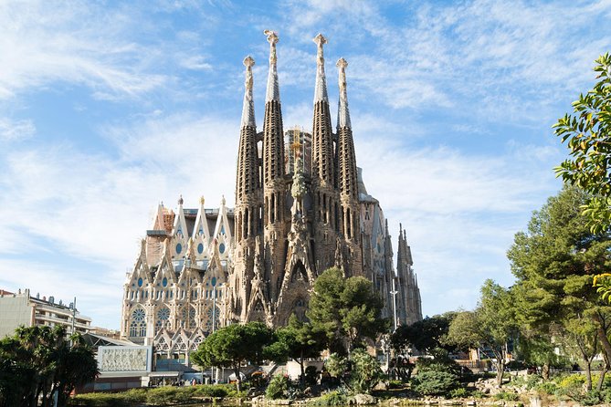 Sagrada Familia English Guided Tour & Optional Tower Access - What the 90-minute tour actually covers
