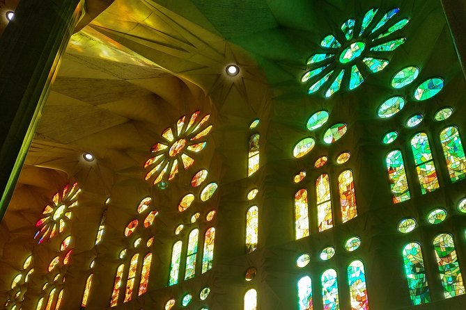 Sagrada Familia English Guided Tour & Optional Tower Access - Is $53.16 a fair price?