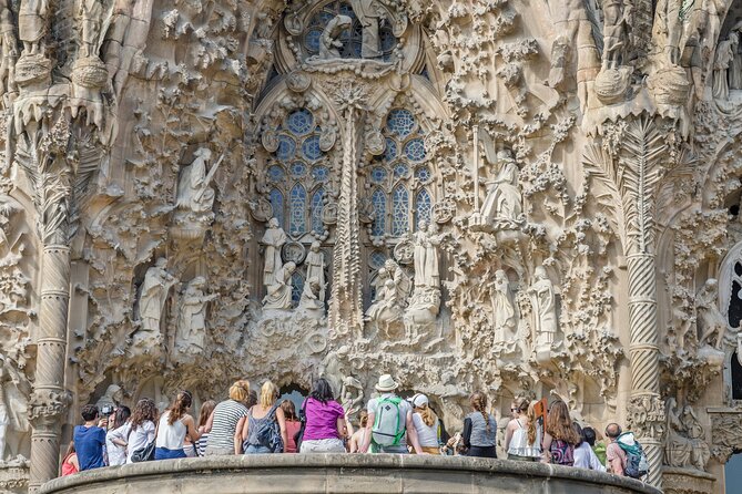 Sagrada Familia Guided Tour with Skip the Line Ticket - Free time makes the short tour more useful