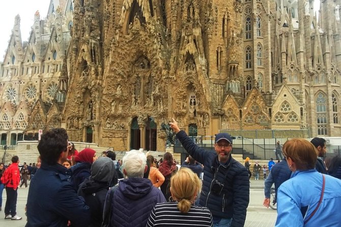 Sagrada Familia & Montserrat Small Group Tour with Hotel pick-up - Eixample and Passeig de Gràcia reveal another Barcelona