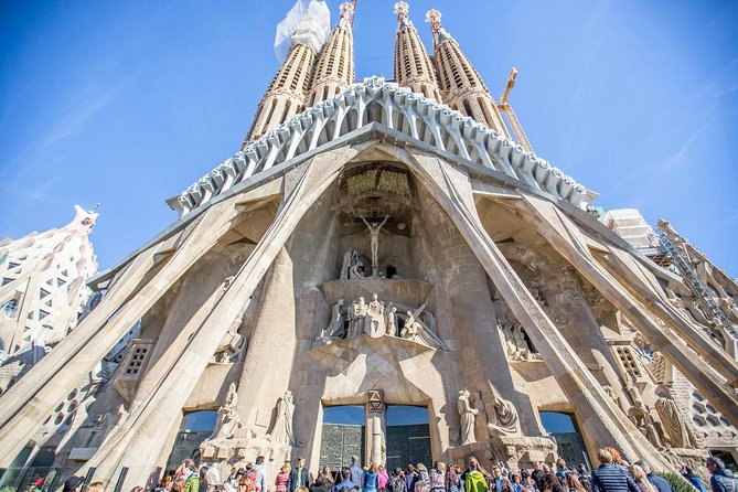 Sagrada Familia & Park Guell Guided Tour with Skip The Line - What the Gaudí explanations add