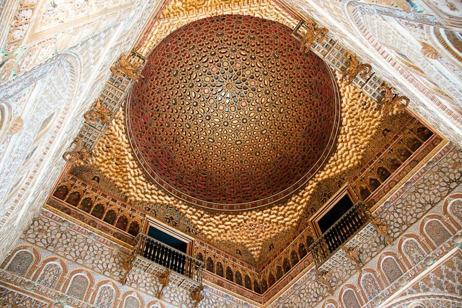 Seville: Alcázar, Cathedral & Giralda Fast Track Guided Tour - Patio de Doncellas and the art of looking closely