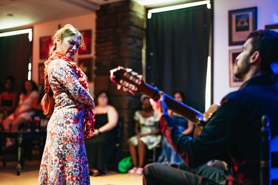 Seville: Baraka Sala Flamenca Show with Drink in Triana - Photography, timing, and audience behavior