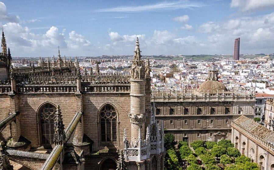 Seville: Cathedral, Giralda & Alcázar Guided Tour - Climbing the Giralda by its unusual ramp