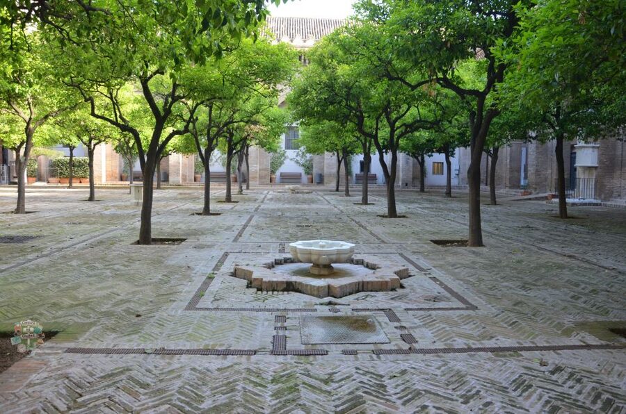 Seville: Cathedral, Giralda, and Royal Alcázar Guided Tour - Guides who make the history easier to follow