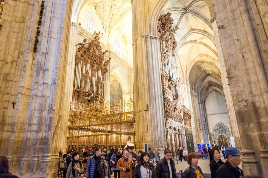 Seville: Cathedral Guided Tour with Priority Access - What the guides add to the experience