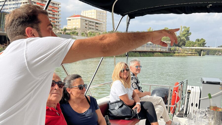 Seville: Guadalquivir River Boat Tour - The First Stretch: Bridges, Palaces, and Torre del Oro