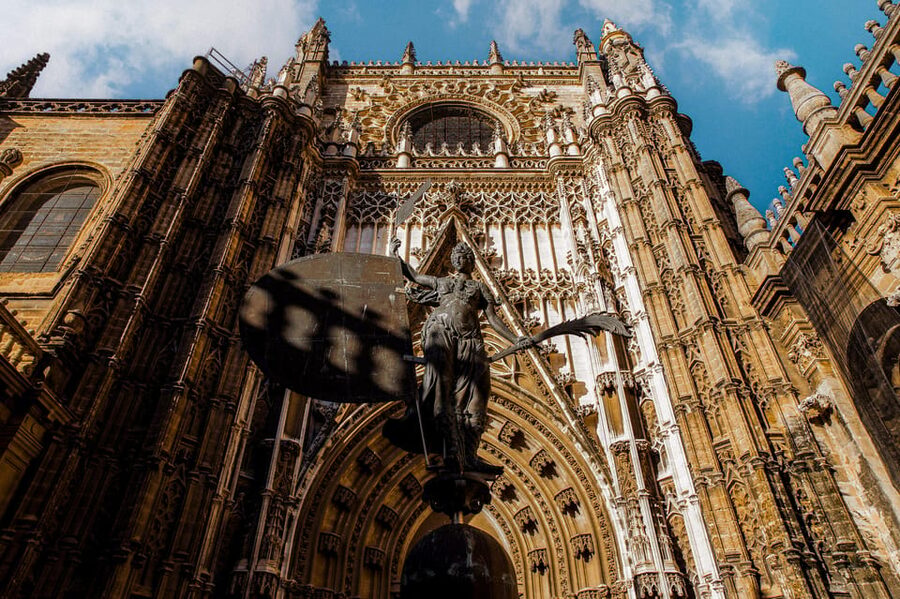 Seville: Priority Access Cathedral, Giralda & Alcázar Tour - Seville Cathedral and the tomb of Christopher Columbus