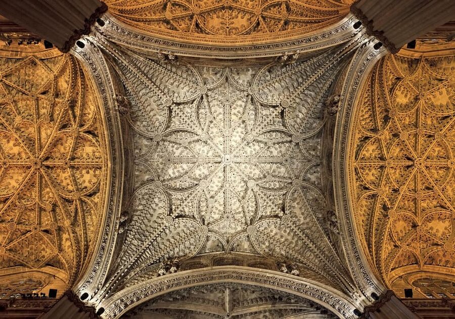 Seville: Priority Access Cathedral & Giralda Tour - Climbing the Giralda’s 35 ramps