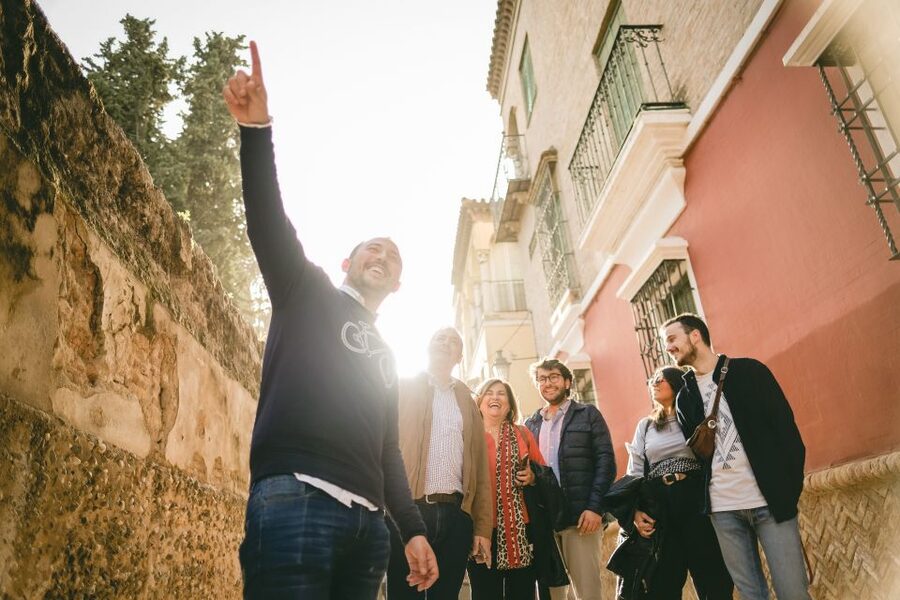 Seville: Small-Group Jewish Quarter Discovery Walking Tour - Callejón del Agua and the quarter’s physical clues