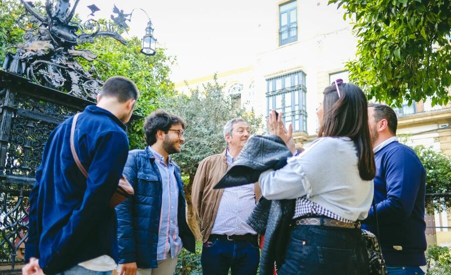 Seville: Small Group Jewish Quarter Tour with Tapas & Drinks - Santa Cruz Square and the story of Susona