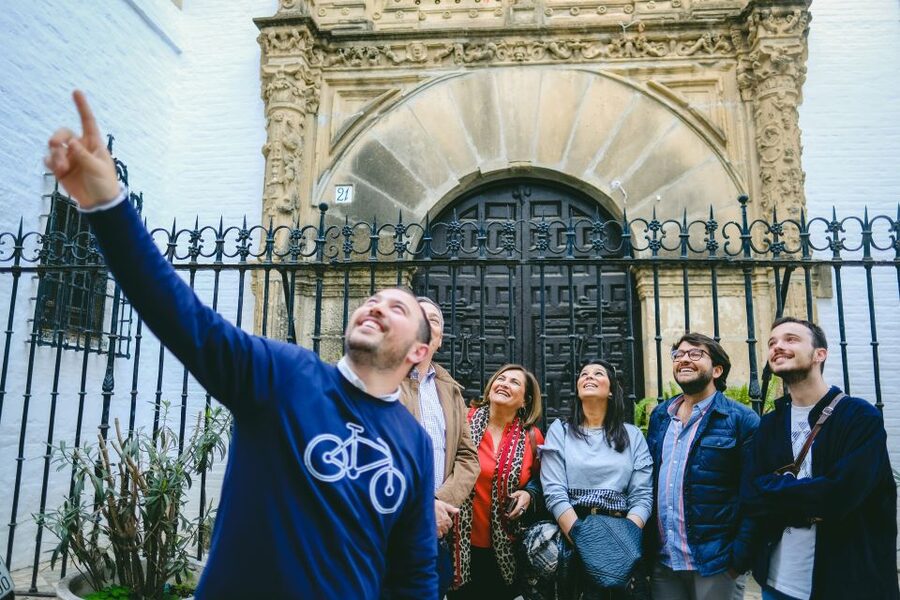 Seville: Small Group Jewish Quarter Tour with Tapas & Drinks - Murillo Gardens and a pause from the tight lanes