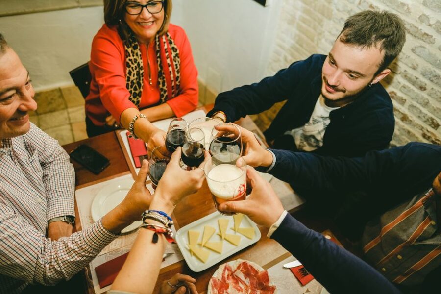 Seville: Small Group Jewish Quarter Tour with Tapas & Drinks - Santa María la Blanca and the layers of faith